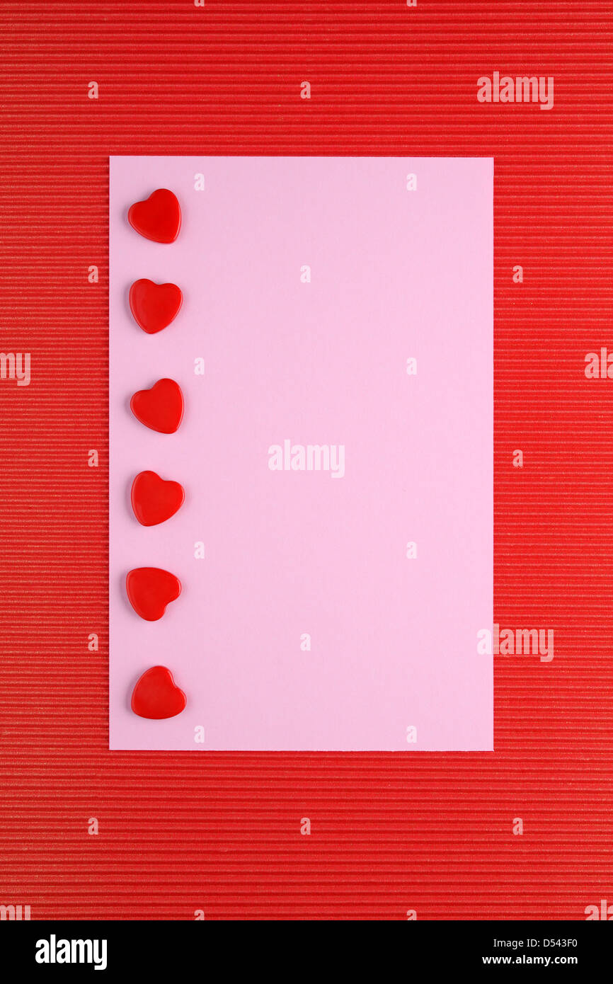 Liebeskarte mit roten Herzen Stockfoto