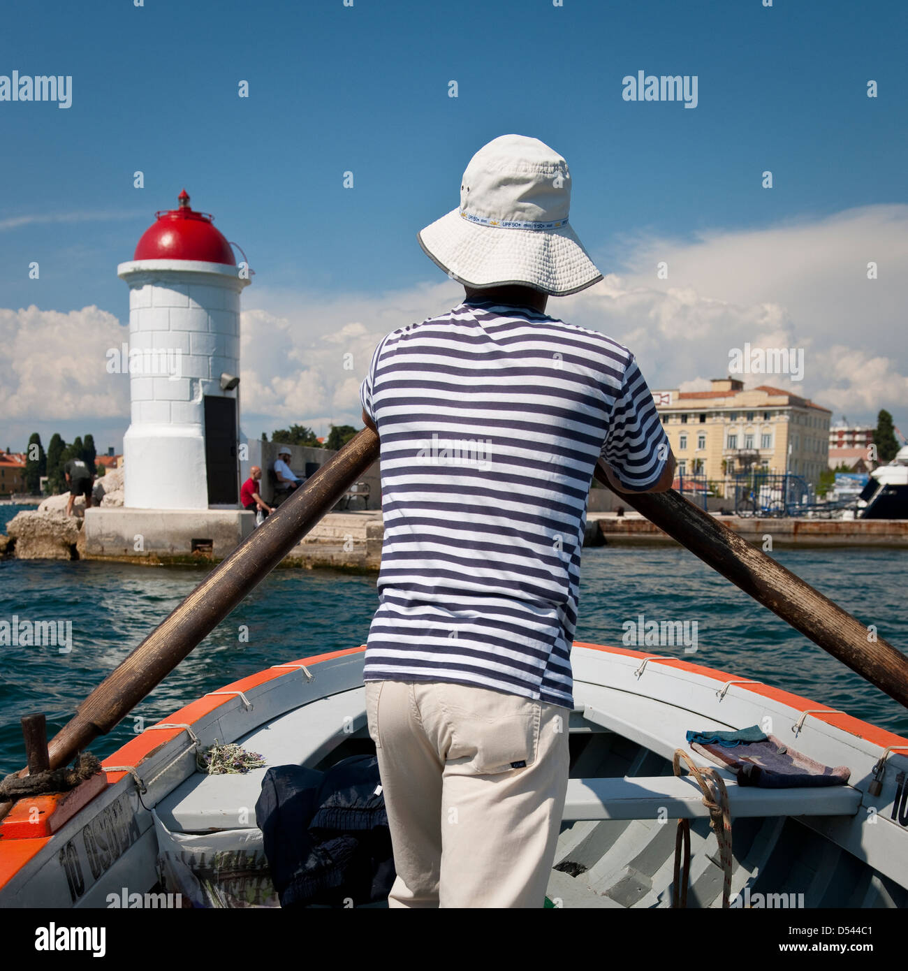 Fährmann Rudern Touristen durch den Hafen Jazine, Zadar Stockfoto