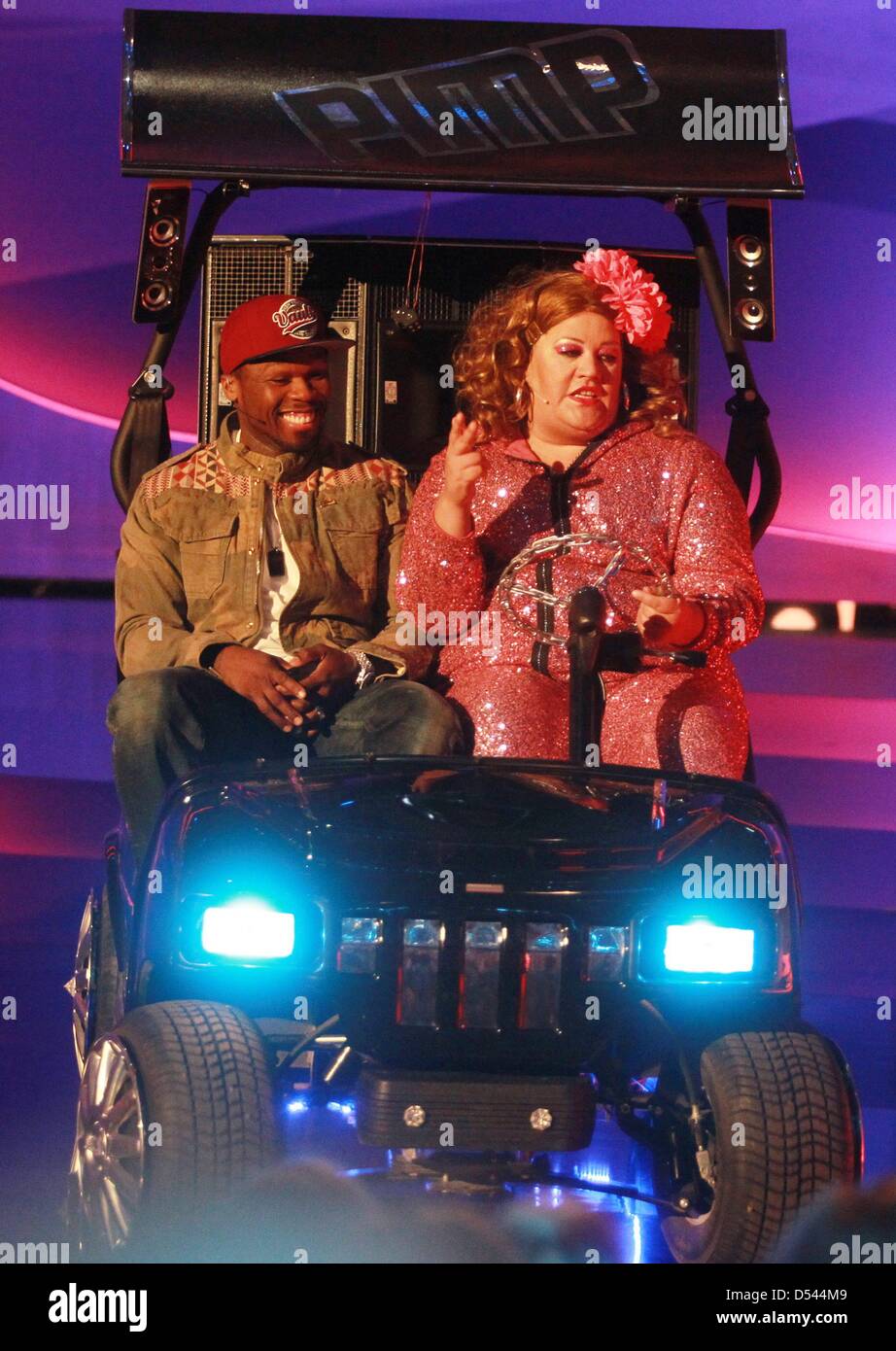 Hosten Sie "Cindy aus Marzahn" und US-Rapper 50 Cent Pose in einem Mini-Auto während der ZDF-Show "Sie Wetten, dass..." am 23. März 2013, diesmal ist die Show in Wien stattfand. Stockfoto