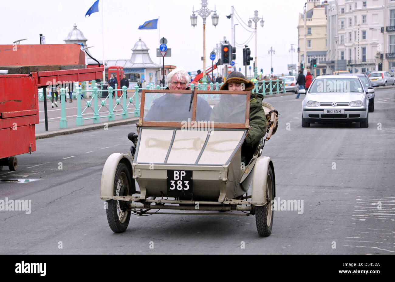 Ein dreirädriges Vintage-Motorrad fährt heute entlang der Küste von Brighton, obwohl der Pioneer Run ausfällt . März 2013 Stockfoto