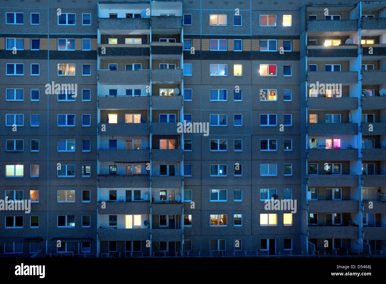 Berlin, Deutschland, die Fassade eines vorgefertigten Gebäudes mit beleuchteten Fenstern Stockfoto