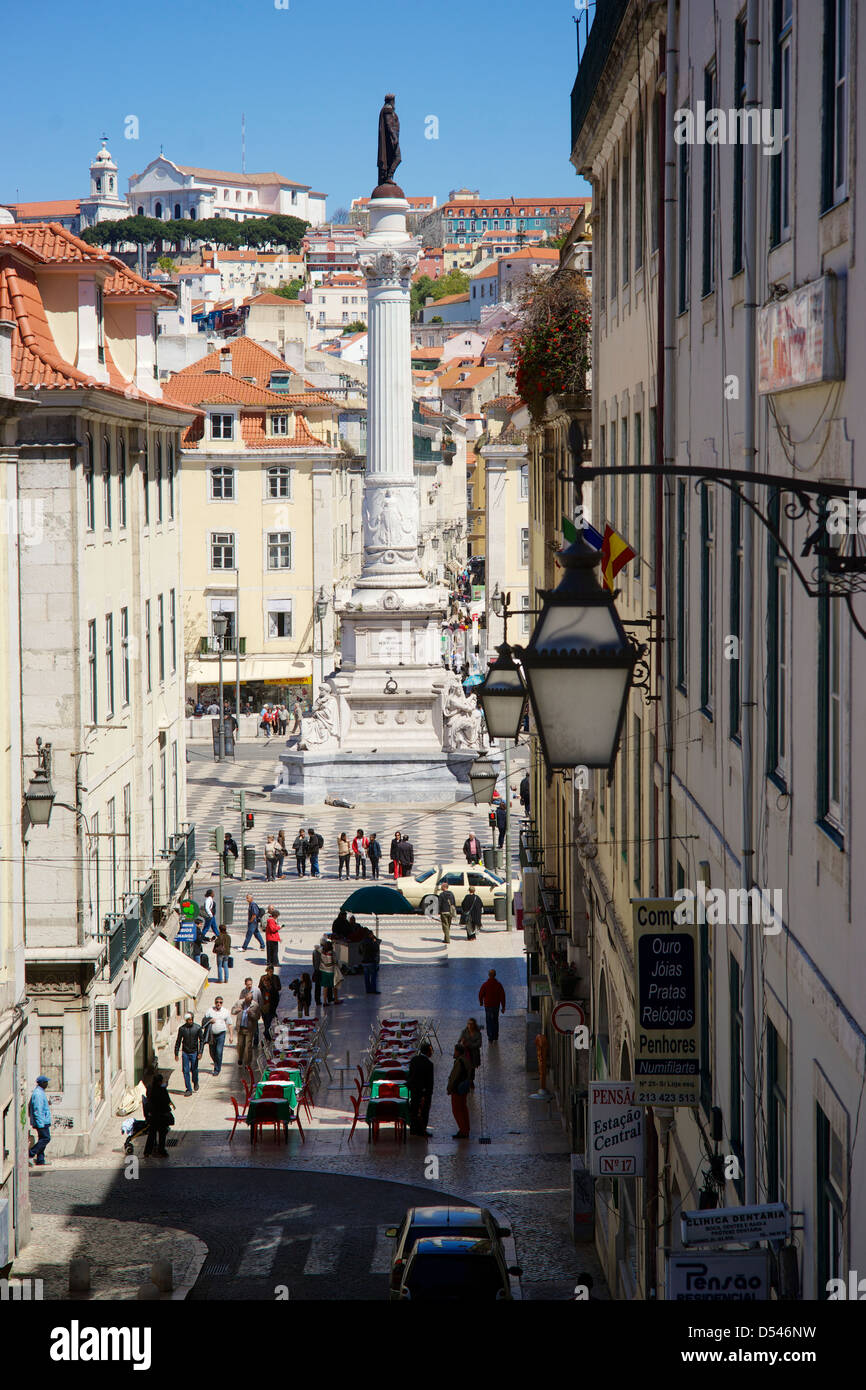 Ein Blick hinunter zum Rossio-Platz mit der Spalte von Pedro IV von oben. Stockfoto