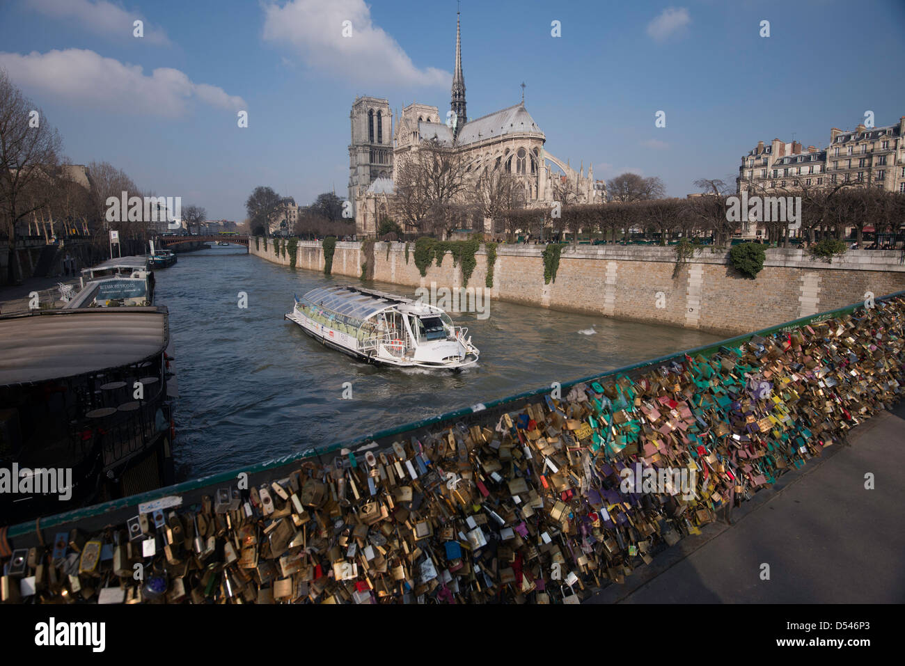 Schlösser befestigt und links von den Liebhabern auf Brücke Pont de l'Archeveche, Paris Frankreich Stockfoto
