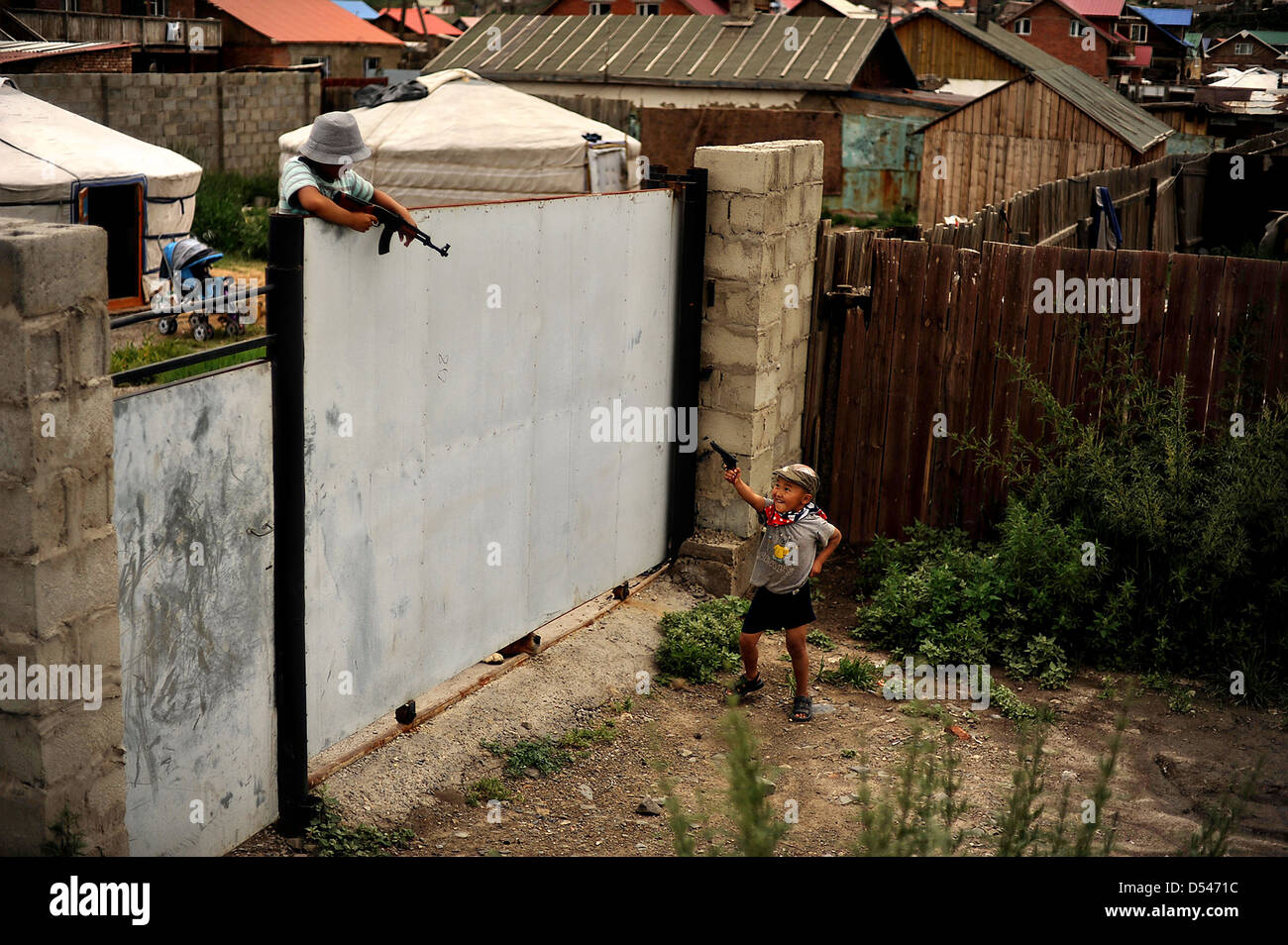 Zwei mongolische jungen toben und spielen mit Spielzeugpistolen 28. Juli 2012 im Stadtteil Ger in Ulan Bator, Mongolei. Stockfoto