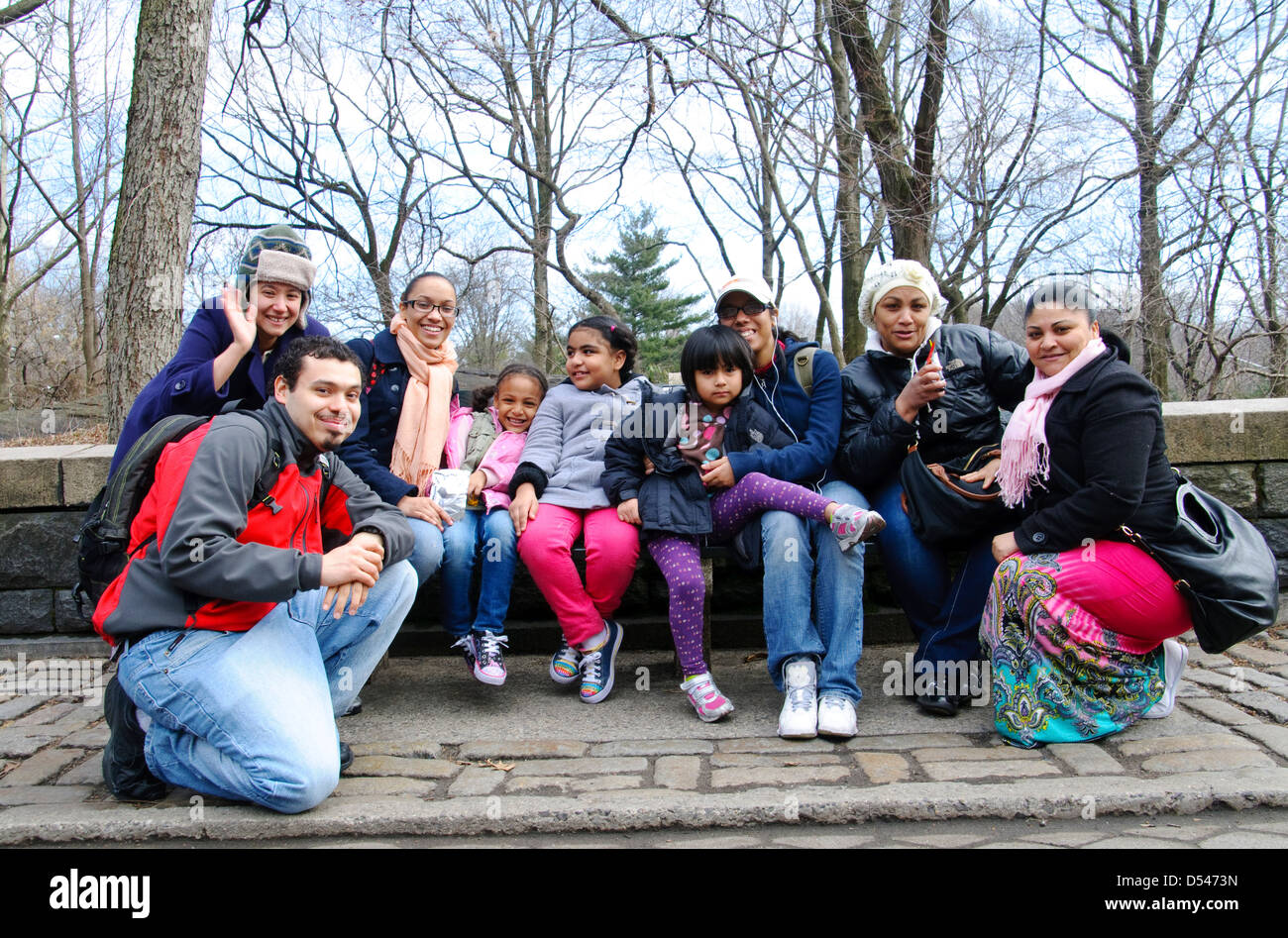 Porträt von Hispanic Freunde sitzen auf der Parkbank im Central Park, New York City, Manhattan, USA. Stockfoto