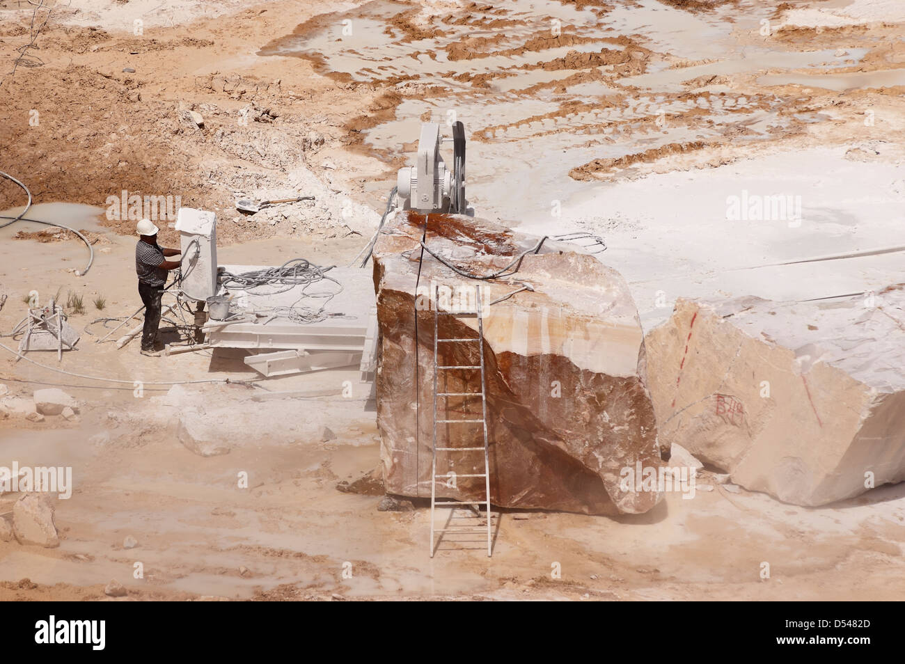 Arbeitnehmer einen Draht operativen sah in einem Marmor-Steinbruch in Alentejo, Portugal Stockfoto