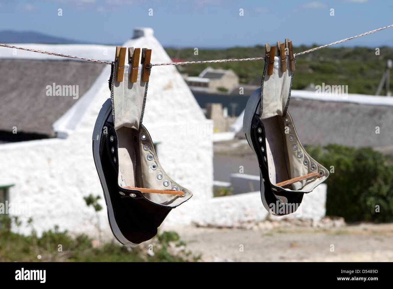 Converse All Stars hängen zum trocknen. Stockfoto