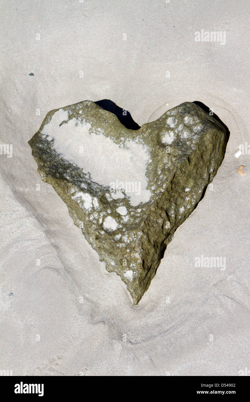 Eine herzförmige Stein auf Sand. Stockfoto