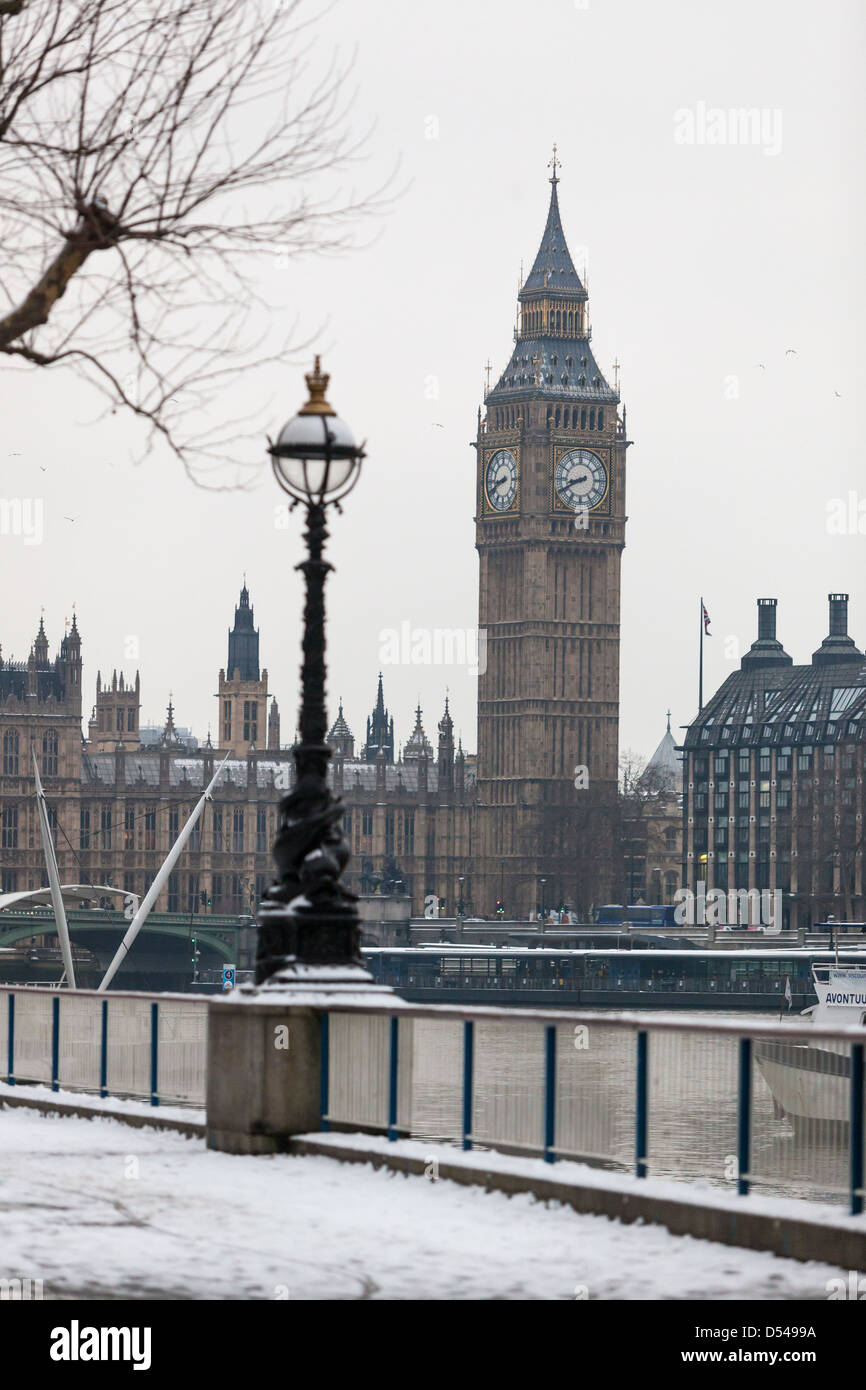 Der Uhrturm Big Ben an einem Wintermorgen von South Bank, London, England, Großbritannien Stockfoto