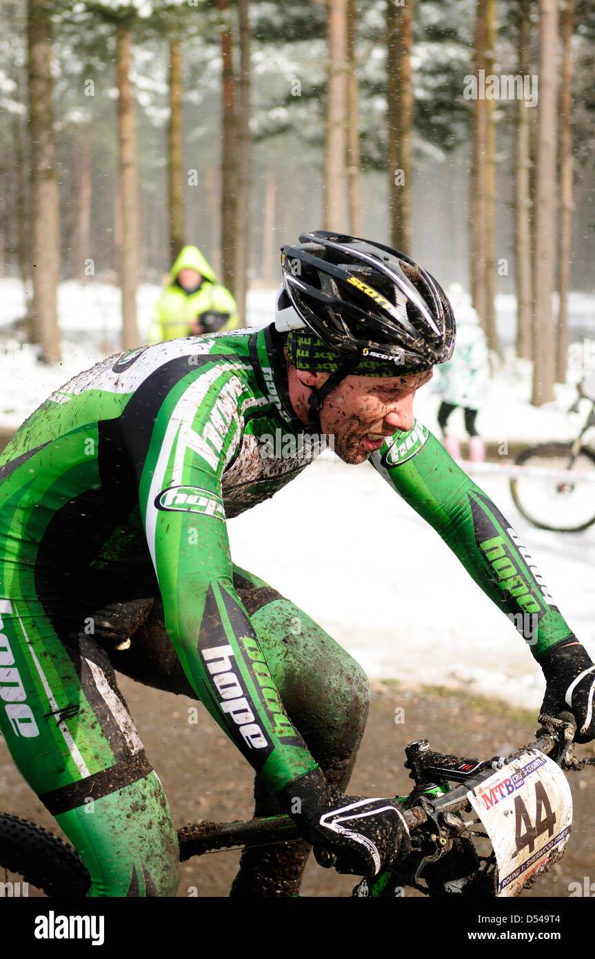 Sherwood Pines,Notts.UK. 24. März 2013. Serie 1 von der British cycling nationalen Querfeldein MTB, Runde 1. Competiters Rennen in Winter Gegebenheiten, mit Schnee und Graupel. Dann verwandelt sich ein leichtes Tauwetter der Boden eine dicke schlammige Oberfläche. Die Männer Elite Rennen war fünf Runden von Sherwood Kiefern Nottinghamshire. Stockfoto