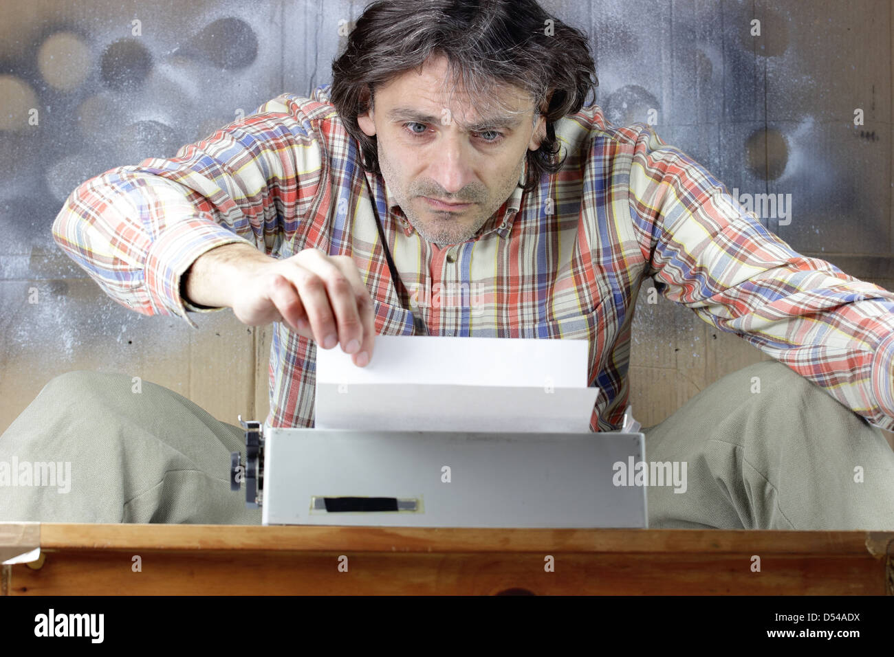 Vielbeschäftigter Mann Tippen auf alte Maschinenschreiben-Maschine Stockfoto