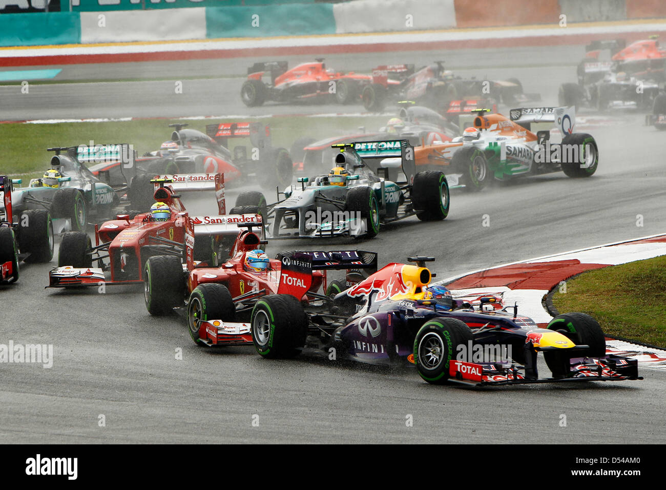 Kuala Lumpur, Malaysia. 24. März 2013.  Motorsport: FIA Formula One World Championship Grand Prix von Malaysia, 2013 beginnen. #1 Sebastian Vettel (GER, Infiniti Red Bull Racing), #3 Fernando Alonso (ESP, Scuderia Ferrari), #4 Felipe Massa (BRA, Scuderia Ferrari) Stockfoto