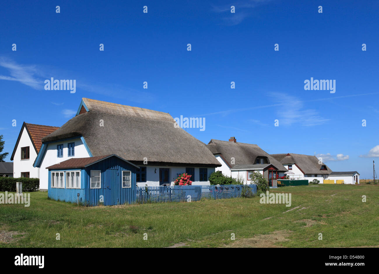 Insel Hiddensee, Dorf Neuendorf, reetgedeckte Fischerhäuser Häuser, Mecklenburg Western Pomerania, Deutschland Stockfoto