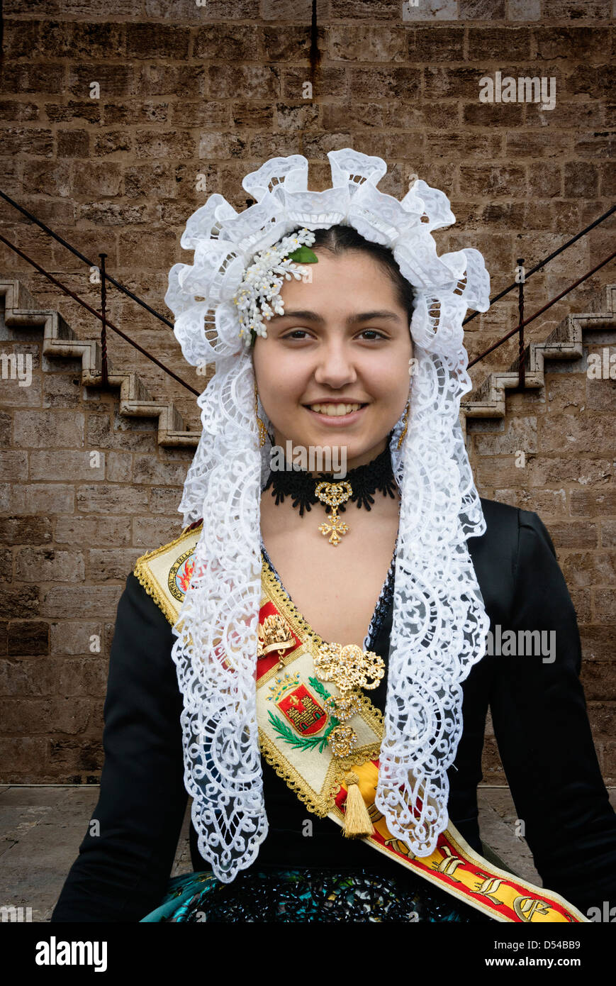 Spanische Mädchen in traditionellen Kostümen einschließlich Spitzenschleier Mantilla oder Schal während Las Fallas oder Annas Festival in Valencia, Spanien Stockfoto