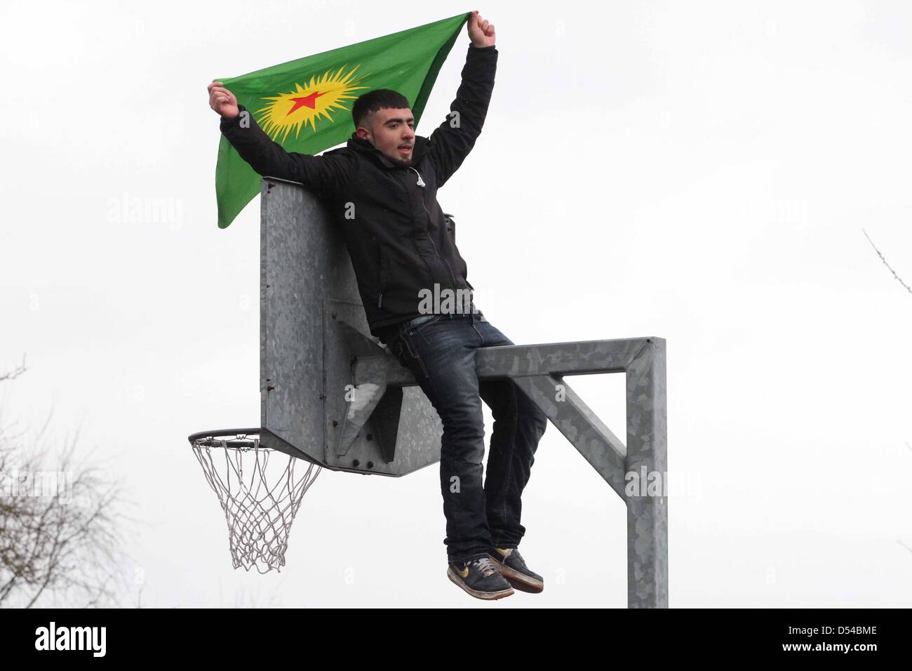 Kurden in London während einer Versammlung zu Newroz in London 24. März 2013 feiern. Die Kurden Gefangene Rebellenführer forderte eine "neue Ära" des Friedens, die einen sofortigen Waffenstillstand und den Abzug seiner Kämpfer aus der Türkei, möglicherweise enthält endet einer der weltweit längsten und blutigsten Aufstände. Abdullah Öcalan Rebellengruppe, der Kurdistan Workers' Party oder PKK, hat einen fast 30 jährigen Kampf gegen die türkische Regierung geführt.  (Faimages/Fuat Akyuz) Stockfoto