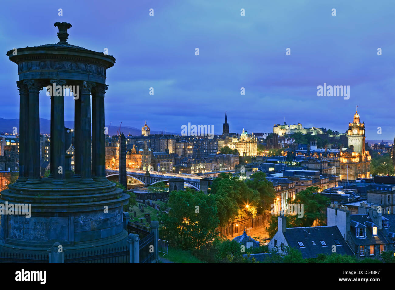 Dugald Stewart Monument (Vordergrund) und Skyline, Edinburgh, Schottland, Vereinigtes Königreich Stockfoto