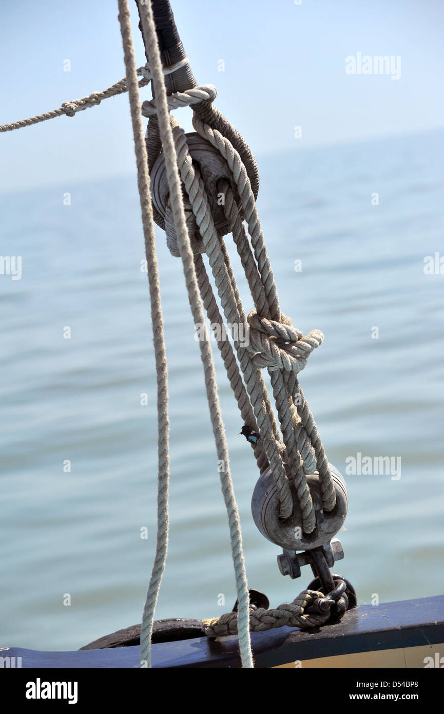 ein Segelschiffe Takelage und Seil hautnah mit Meer hinaus Stockfoto