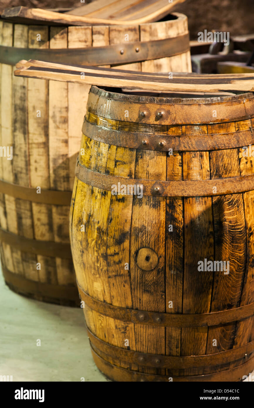 Whisky Barrels, Glen Ord Distillery, in der Nähe von Inverness, Schottland, Großbritannien Stockfoto