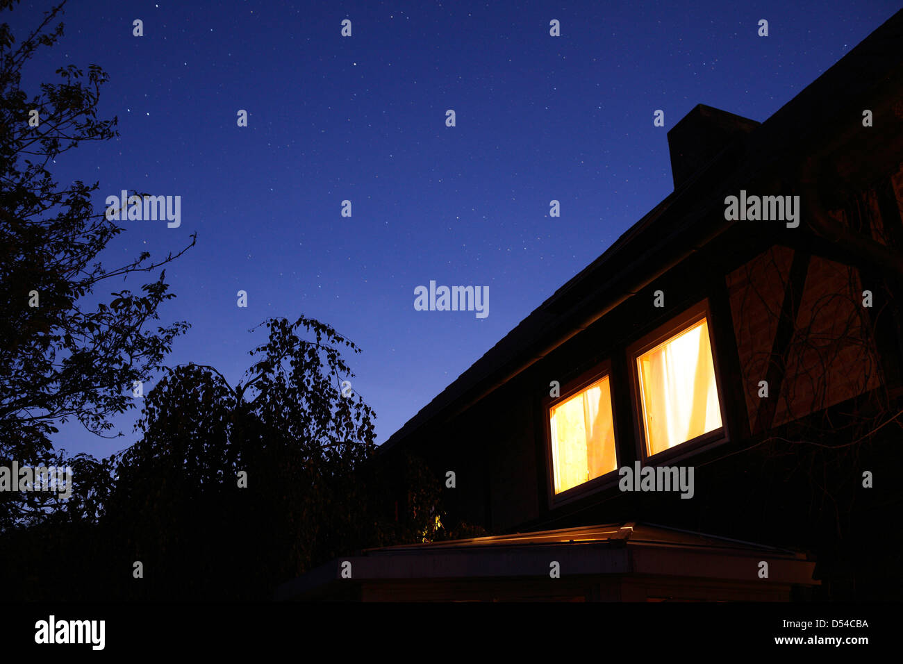 Metzelthin, Deutschland, Sternenhimmel über einem Wohngebäude Stockfoto