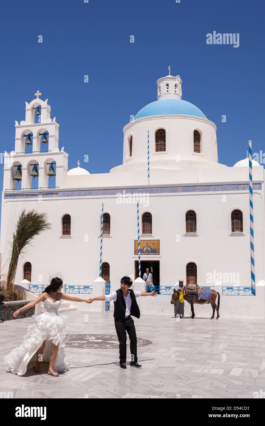 Hochzeit in [Hauptplatz] außerhalb [Kirche Panagia von Platsani], Oia, Santorini, Griechenland Stockfoto