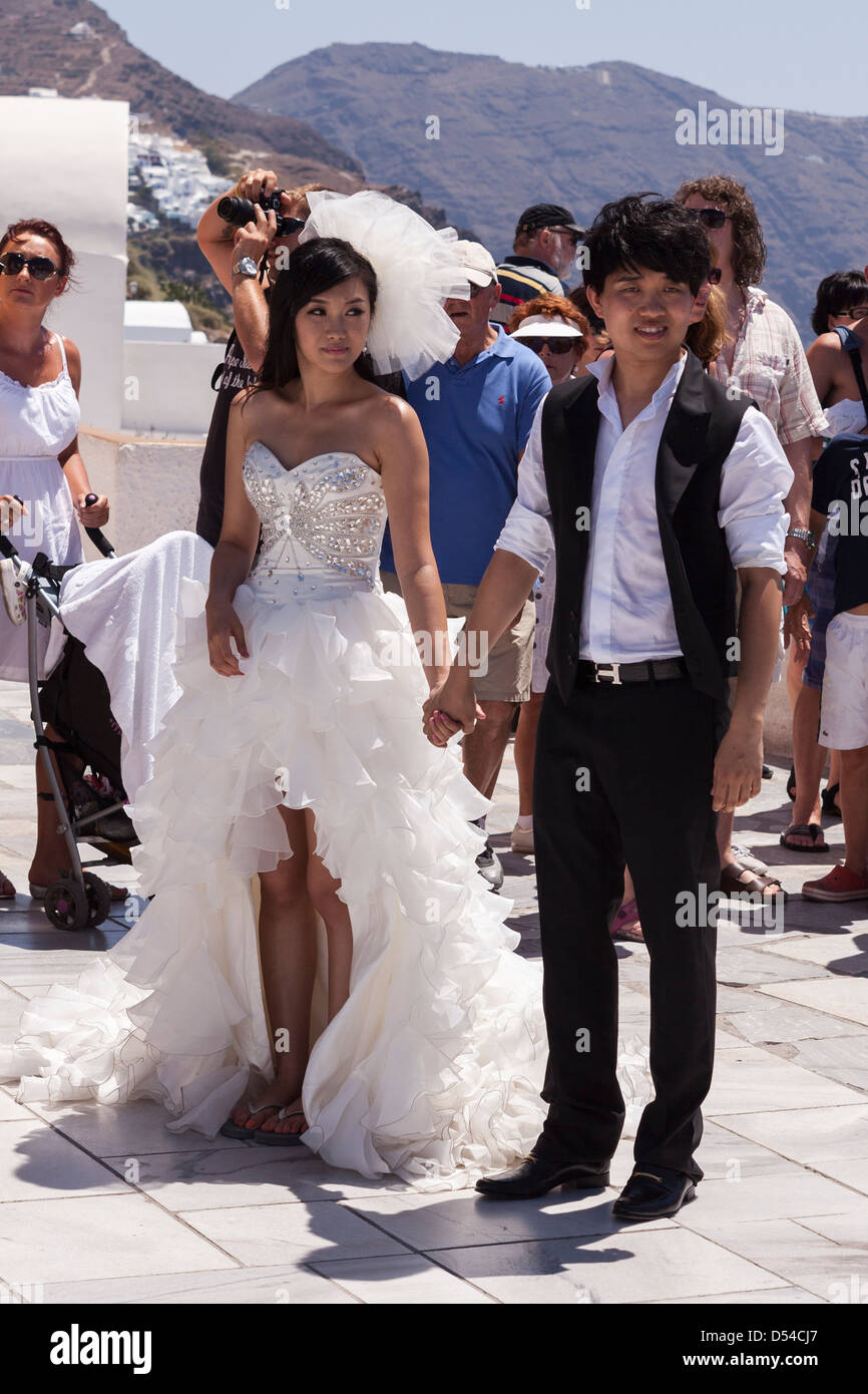 Asiatische [Braut und Bräutigam], Hochzeitspaar auf der griechischen Insel von Oia, Santorini, Griechenland Stockfoto
