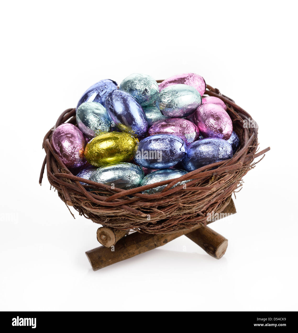Schokoladeneier Sammlung In einem Nest auf weißem Hintergrund Stockfoto