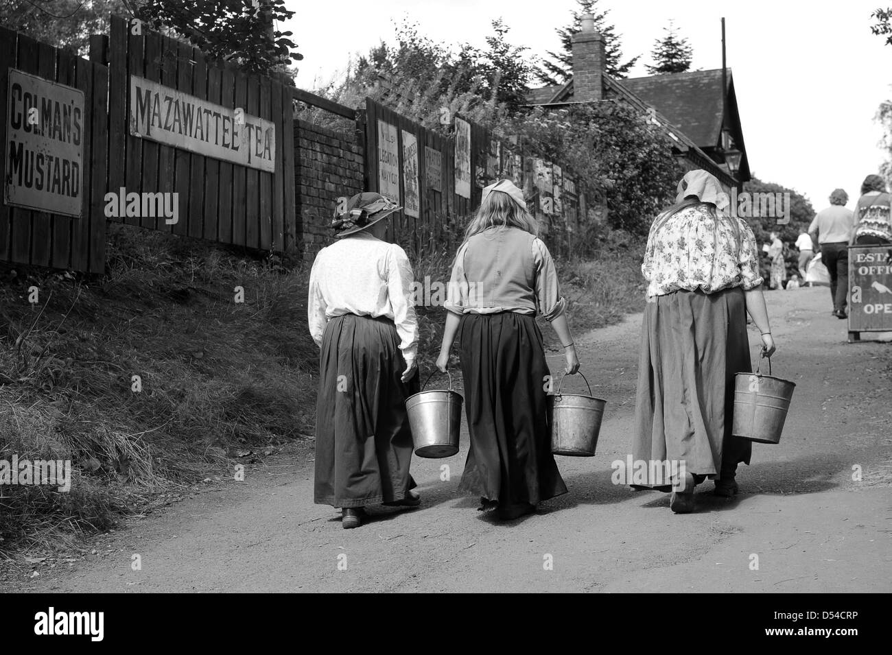 Arbeitende Arbeiterinnen, die Wassereimer im Blists Hill Museum UK tragen. Ironbridge Gorge Museum Stockfoto