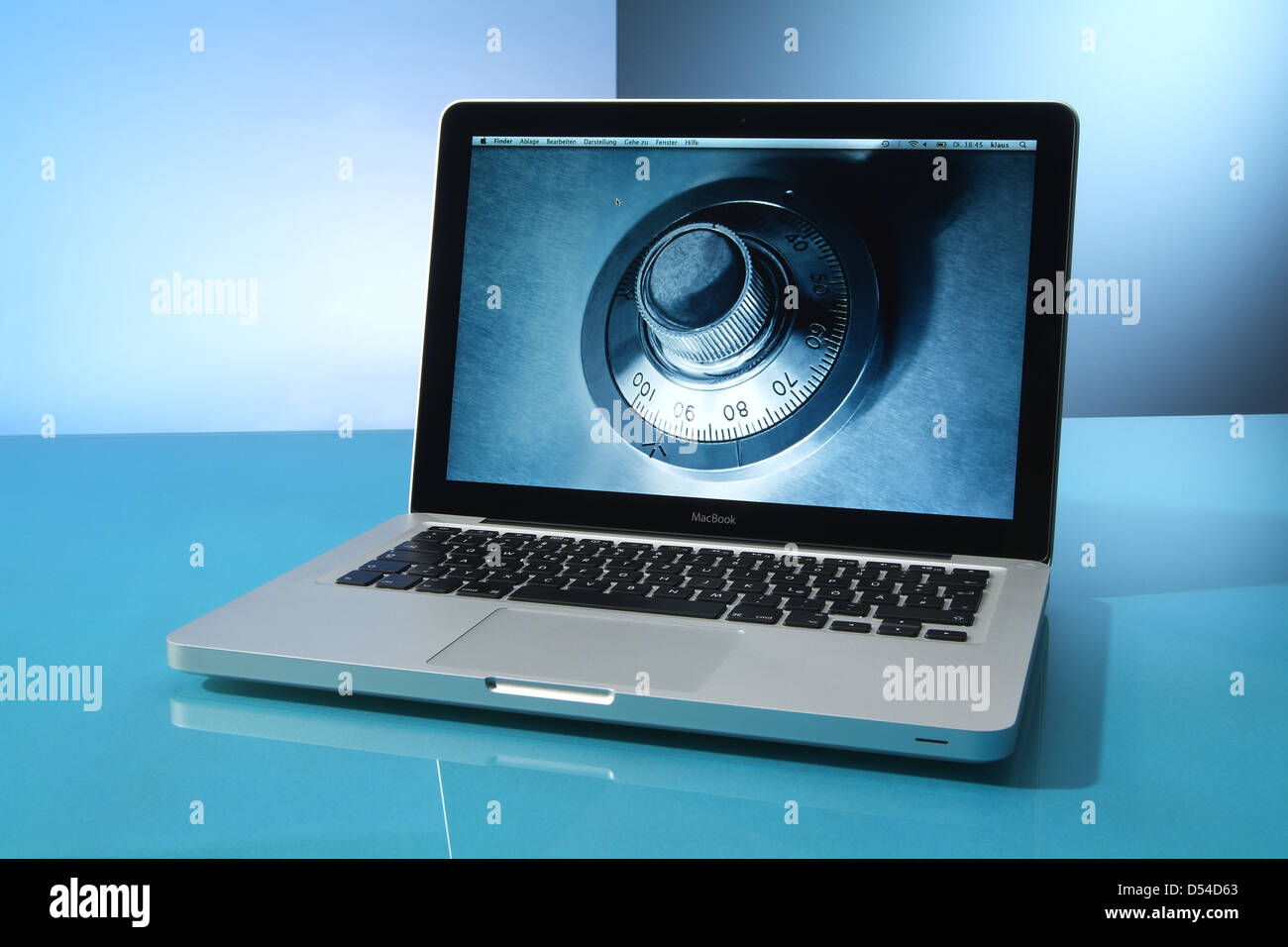 Hamburg, Deutschland, Zahlenschloss auf dem Bildschirm von einem Apple MacBook Stockfoto