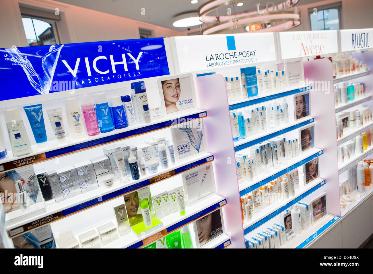 High-End-Kosmetik auf dem Display an einem Walgreens Flagship-Store in der Innenstadt von Washington, DC. Stockfoto