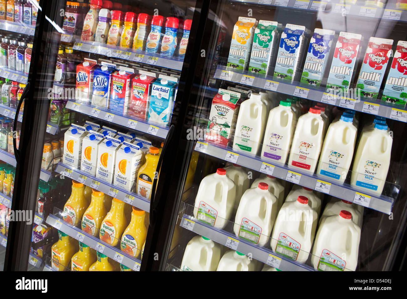 Milch und Milchprodukte Getränke auf dem Display an einem Walgreens Flagship-Store. Stockfoto