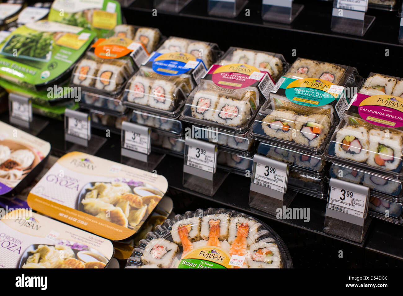 Vorgefertigte Sushi auf dem Display an einem Walgreens Flagship-Store. Stockfoto