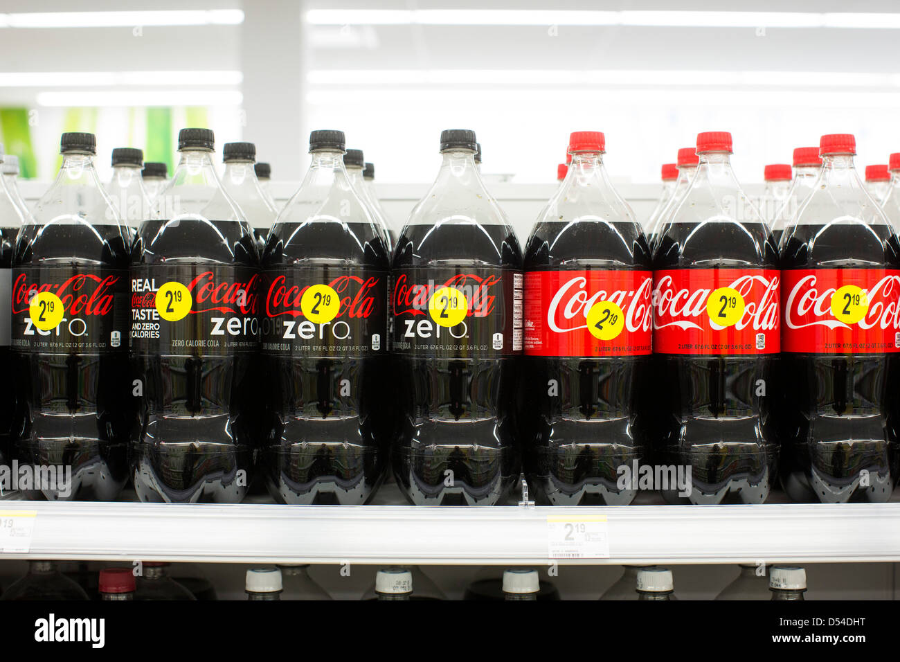 Coca-Cola-Produkten auf dem Display an einem Walgreens Flagship-Store. Stockfoto