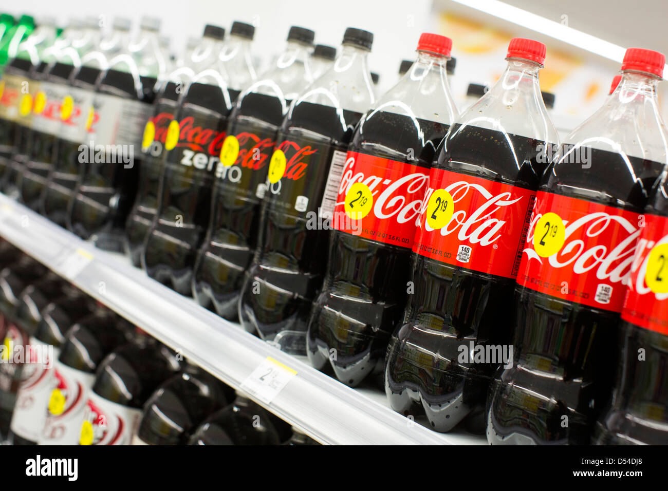 Coca-Cola-Produkten auf dem Display an einem Walgreens Flagship-Store. Stockfoto