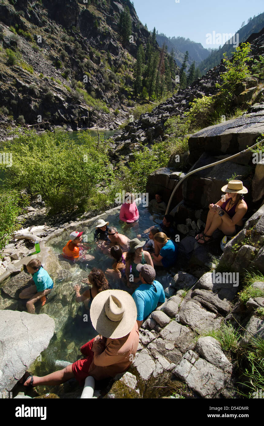 Genießen Sie ein Bad in Barth Hot Springs auf einem Floß Reise Idahos Lachs Fluss hinunter zu gruppieren. Stockfoto