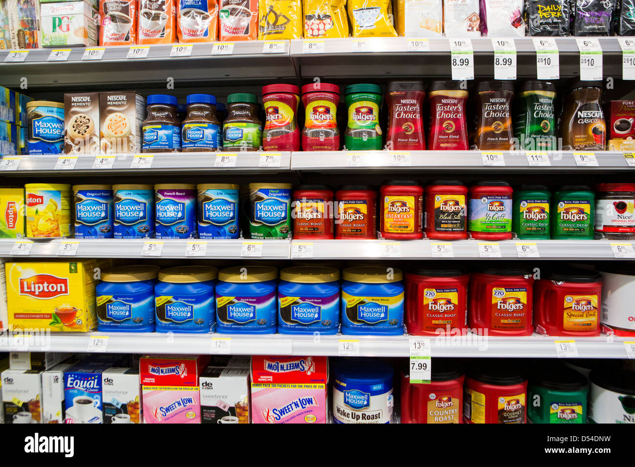 Kaffeeprodukte auf dem Display an einem Walgreens Flagship-Store. Stockfoto