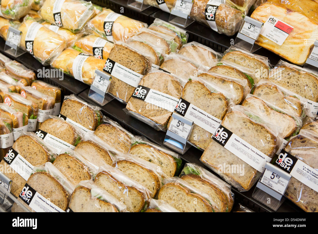 Vorgefertigte Sandwiches auf dem Display an einem Walgreens Flagship-Store. Stockfoto