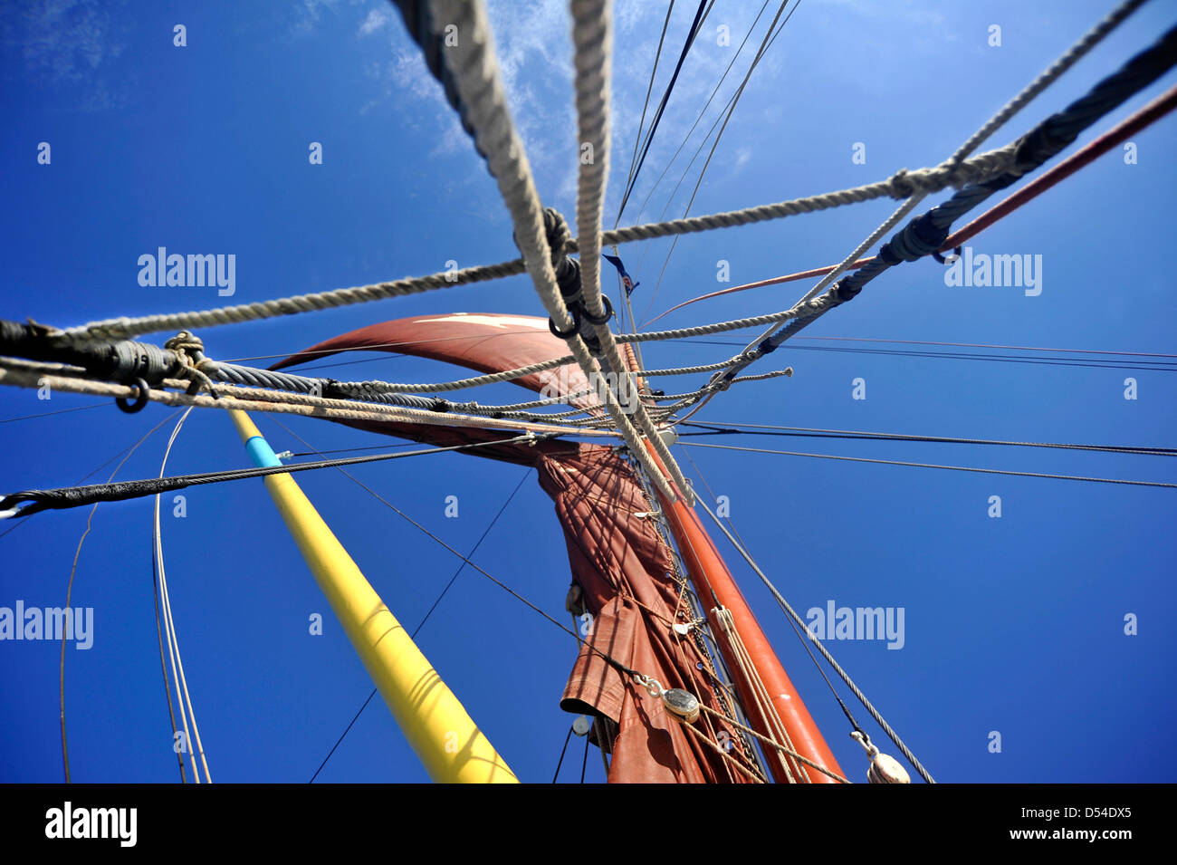gesehen von unten ein Schiffe Segel Rigg, Segel und mast Stockfoto