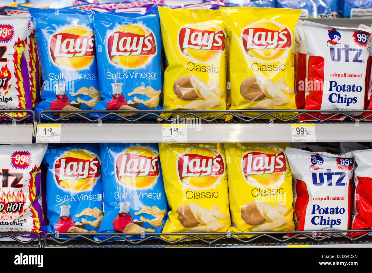 Lay, Utz und Doritos Kartoffelchips auf dem Display an einem Walgreens Flagship-Store. Stockfoto
