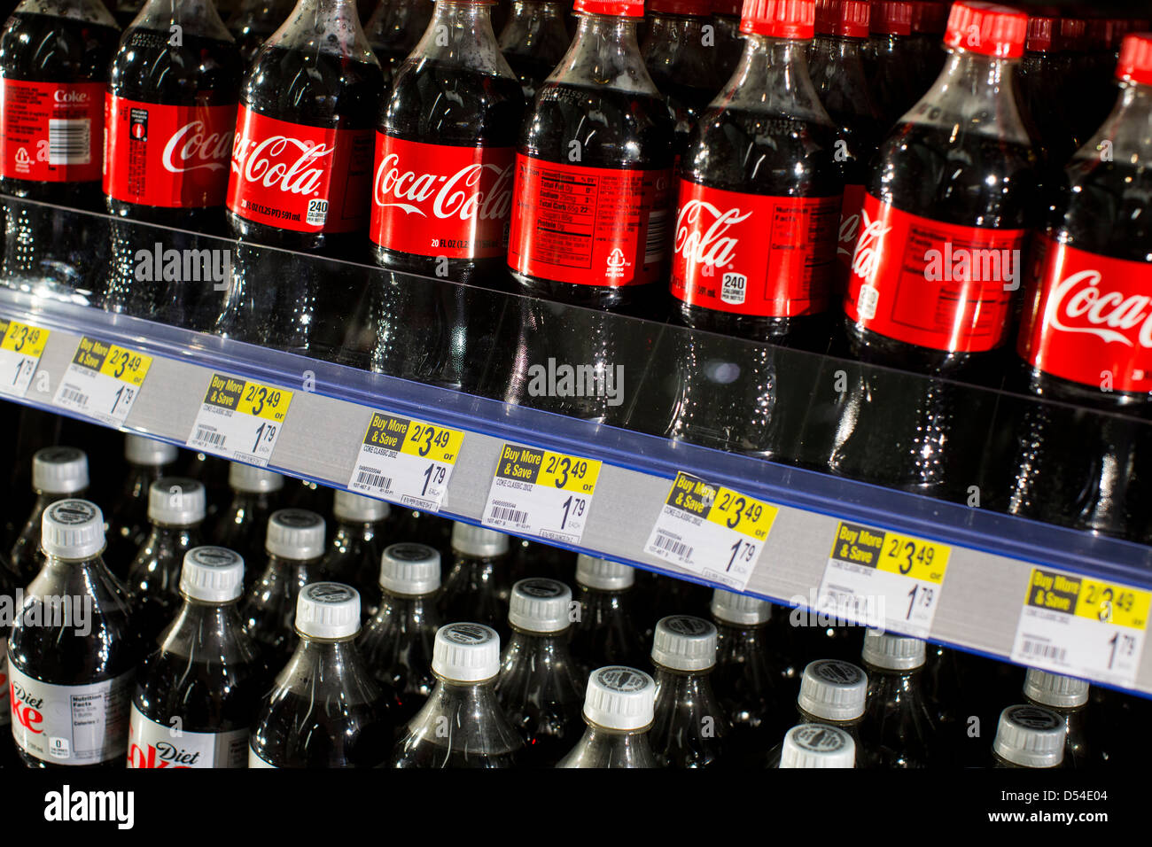 Coca-Cola-Produkten auf dem Display an einem Walgreens Flagship-Store. Stockfoto