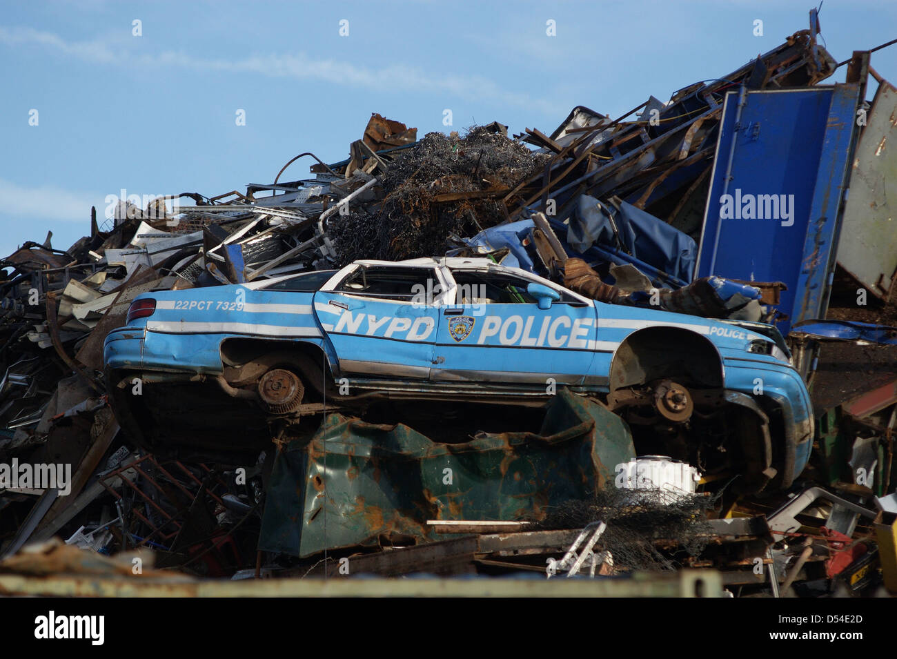 Ein Papierkorb und gebrochene LAPD-Streifenwagen sitzt auf einem Schrottplatz Stockfoto