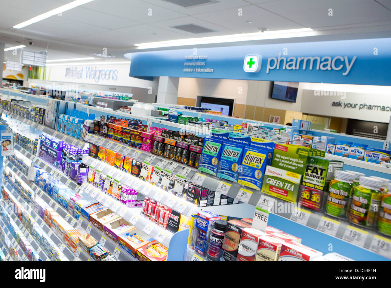 Vitamine und andere Nahrungsergänzungsmittel auf dem Display an einem Walgreens Flagship-Store. Stockfoto