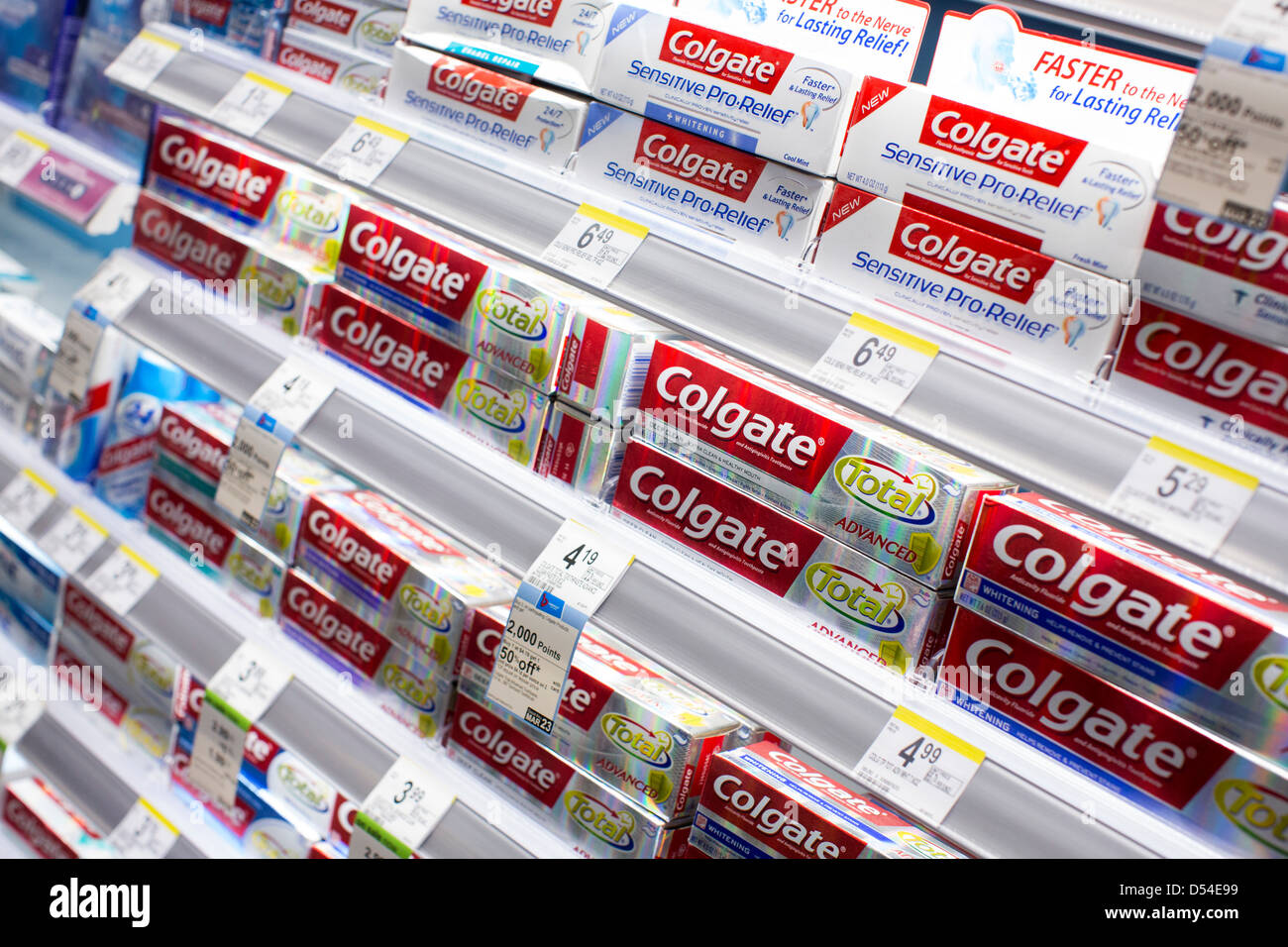 Colgate Zahnpasta auf dem Display an einem Walgreens Flagship-Store. Stockfoto