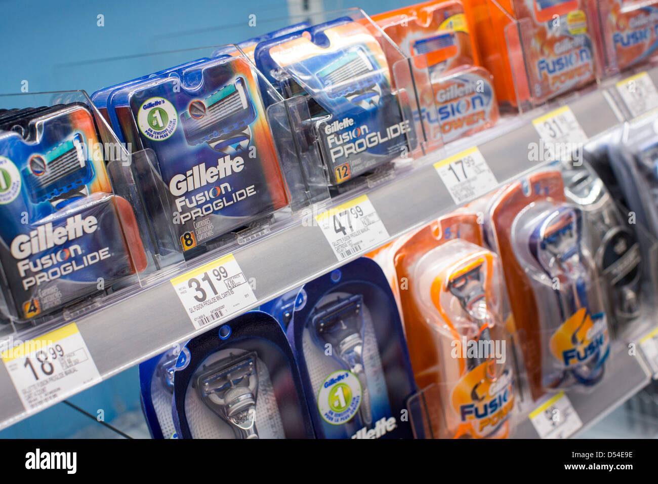 Gillette Rasur-Produkte auf dem Display an einem Walgreens Flagship-Store. Stockfoto