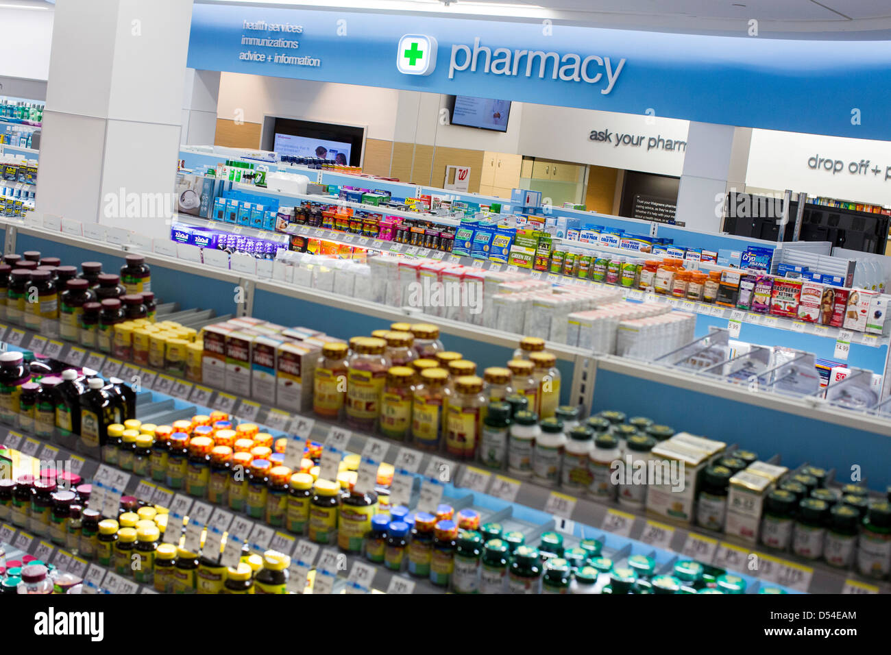 Vitamine und andere Nahrungsergänzungsmittel auf dem Display an einem Walgreens Flagship-Store. Stockfoto