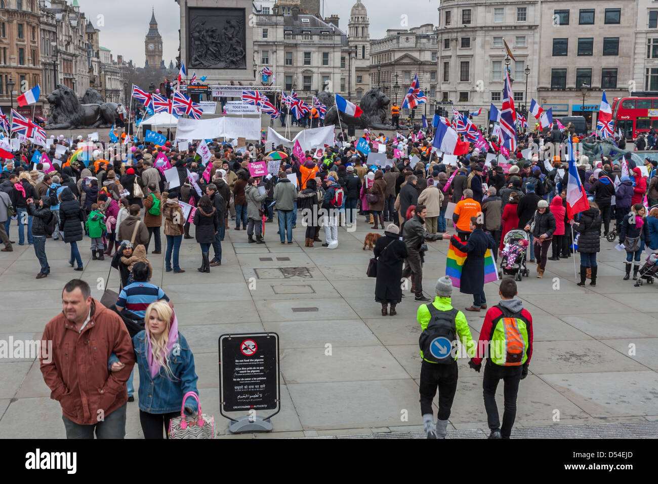 Demonstranten auf beiden Seiten des Arguments auf Gleichstellung der gleichgeschlechtlichen Ehe versammelten sich am Trafalgar Square in London. 24. März 2013. Organisatoren des Protestes La Manif Pour Tous in Paris stattfindenden hatte eine gleichzeitige Event in London organisiert. LGBT-Rechte Anhänger hatte einen Zähler Demonstrationen organisiert. Stockfoto