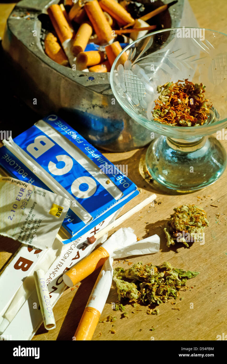 Berlin, Deutschland, Wohnzimmertisch von einem Kiffers Stockfoto