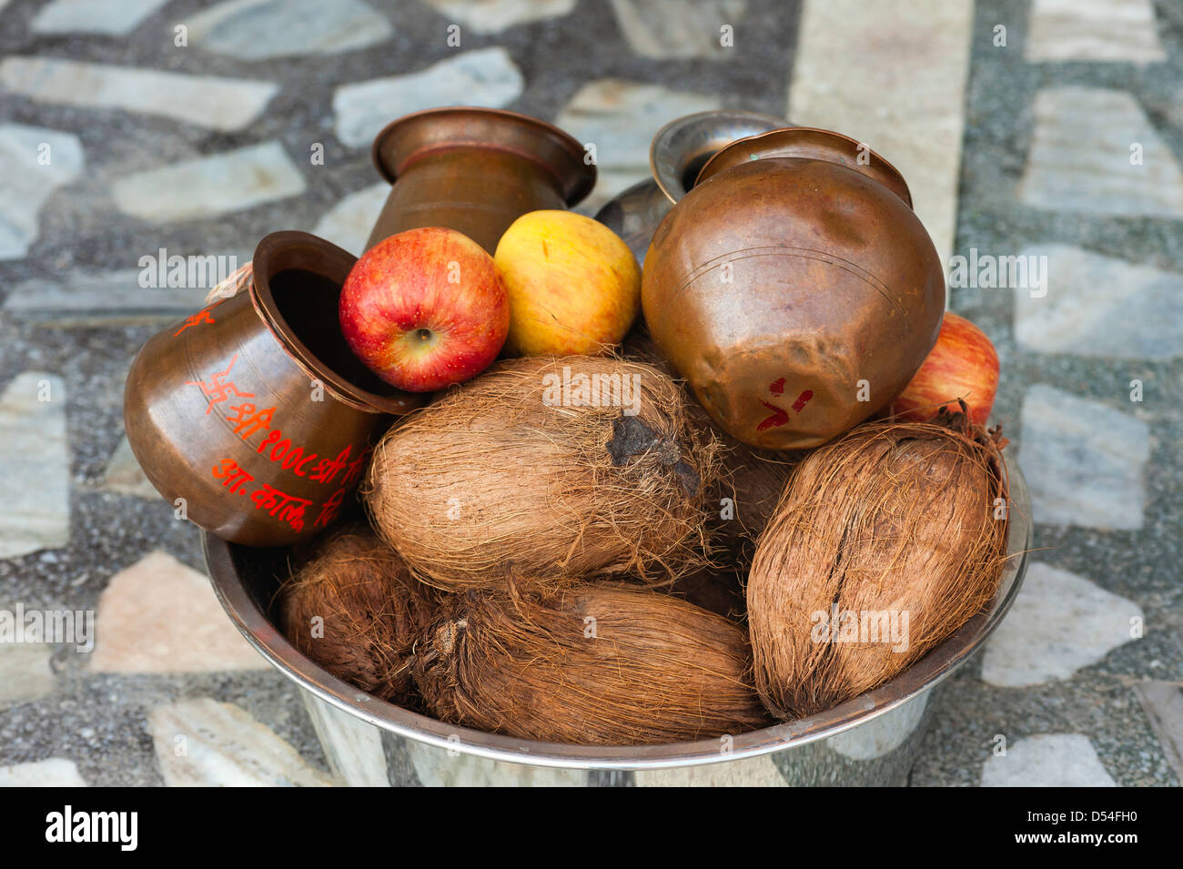 Votivgaben für die Götter während der Caturmas, ein wichtiges Digambara Jain fest markiert das Ende der Monsunzeit. Stockfoto