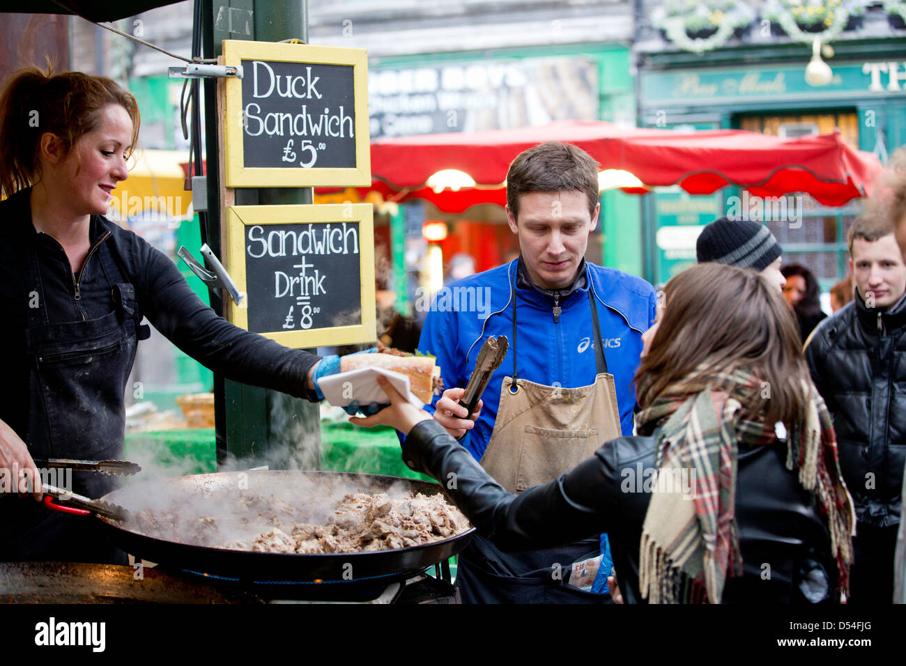 Garküche, Borough Market am Samstag, London, Vereinigtes Königreich Stockfoto