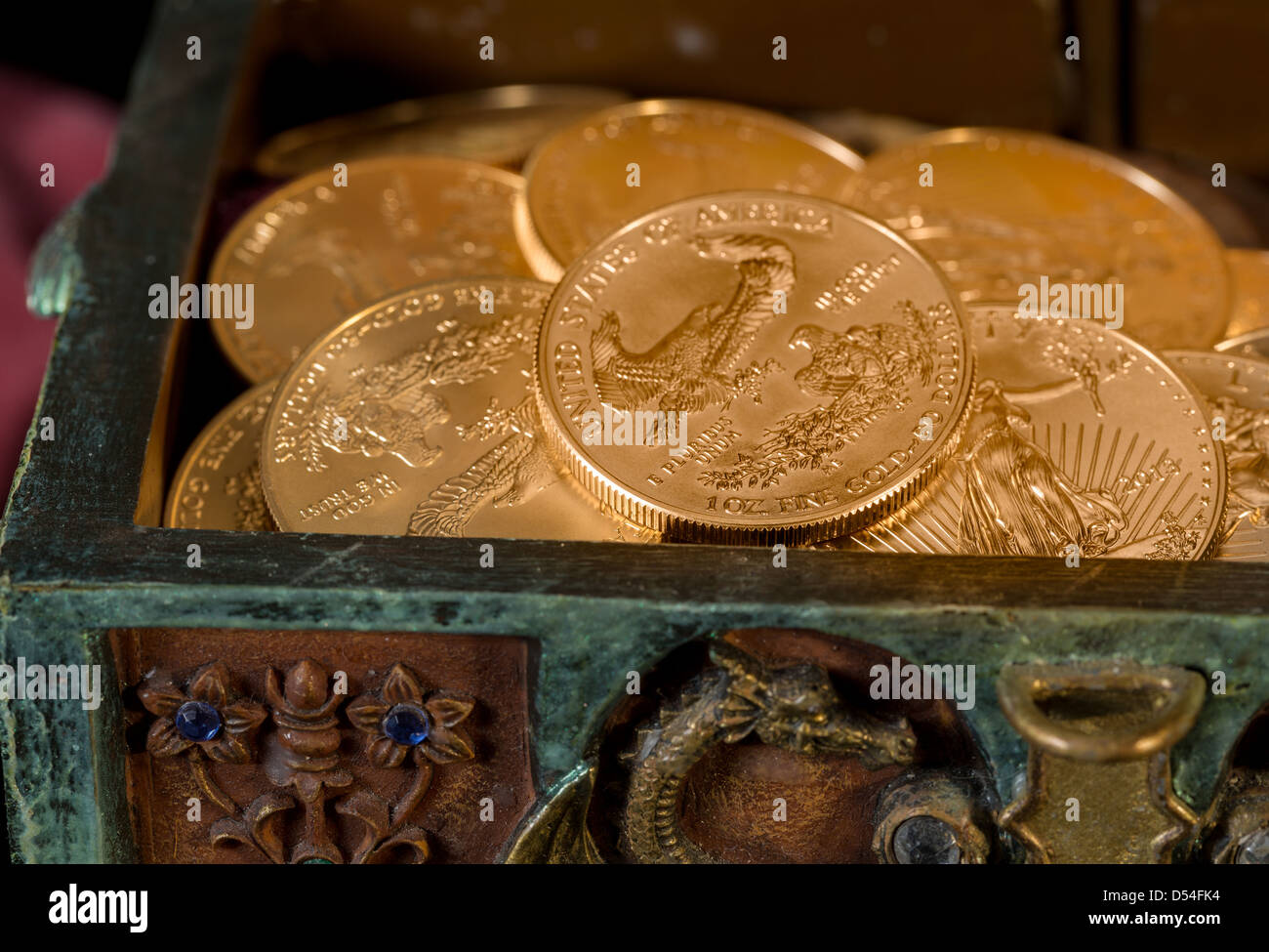 Stapel von Gold eagle eine Feinunze Gold Münzen vom US-Finanzministerium Minze in alte geschnitzte Schatztruhe Stockfoto