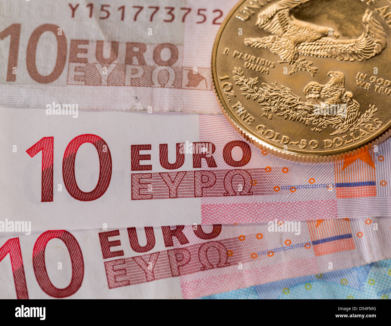 Solid gold-Münzen zahlen auf Euro-Schein darauf hindeutet Schuldenprobleme gegenübergestellt Stockfoto